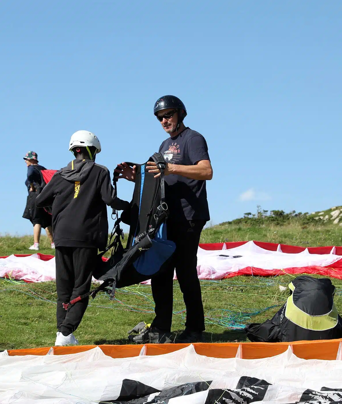 Enfilage de la sellette avant le déco depuis Val Louron
