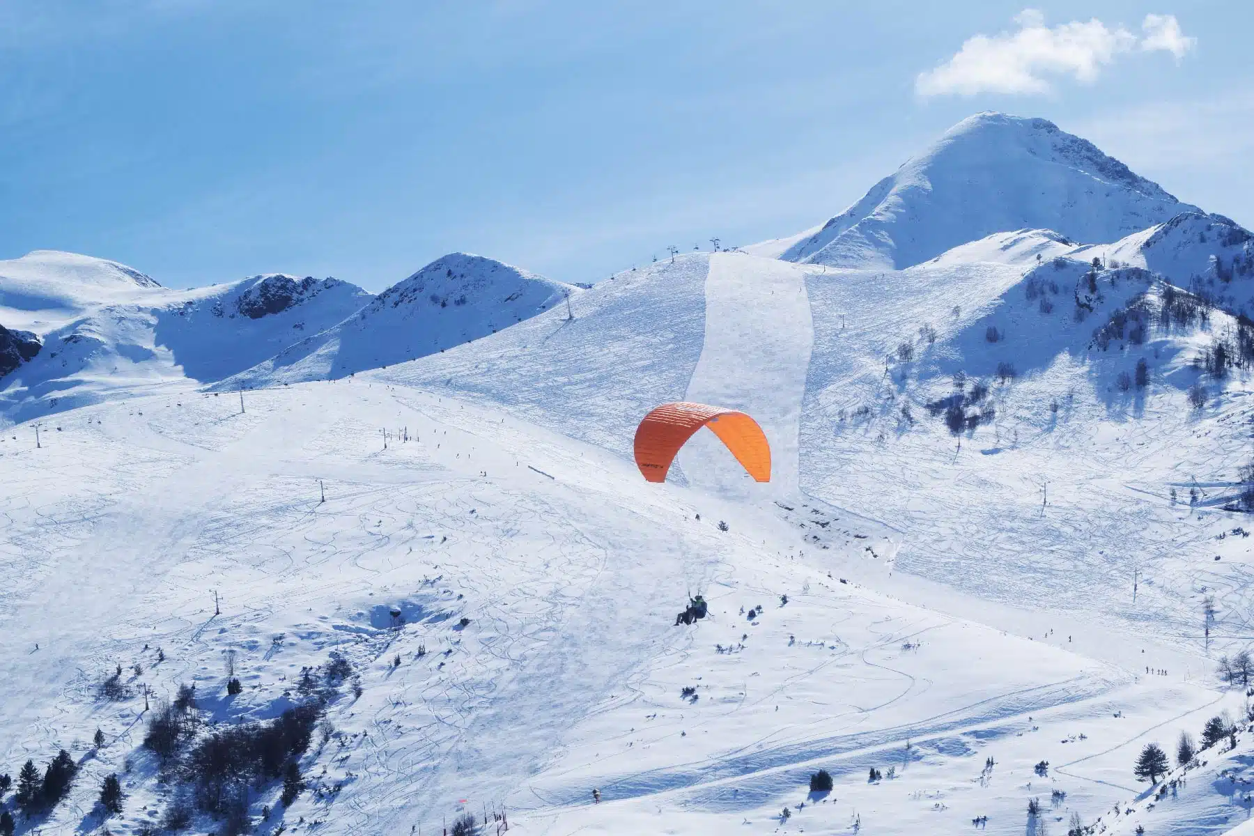 Baptême parapente l'hiver au-dessus des pistes de ski de Val Louron