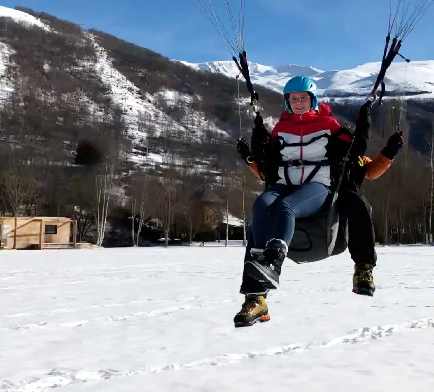 Vol biplace d’hiver – atterrissage lac de Genos-Loudenvielle Vol biplace d'hiver - atterrissage sur la neige lac de Genos-Loudenvielle