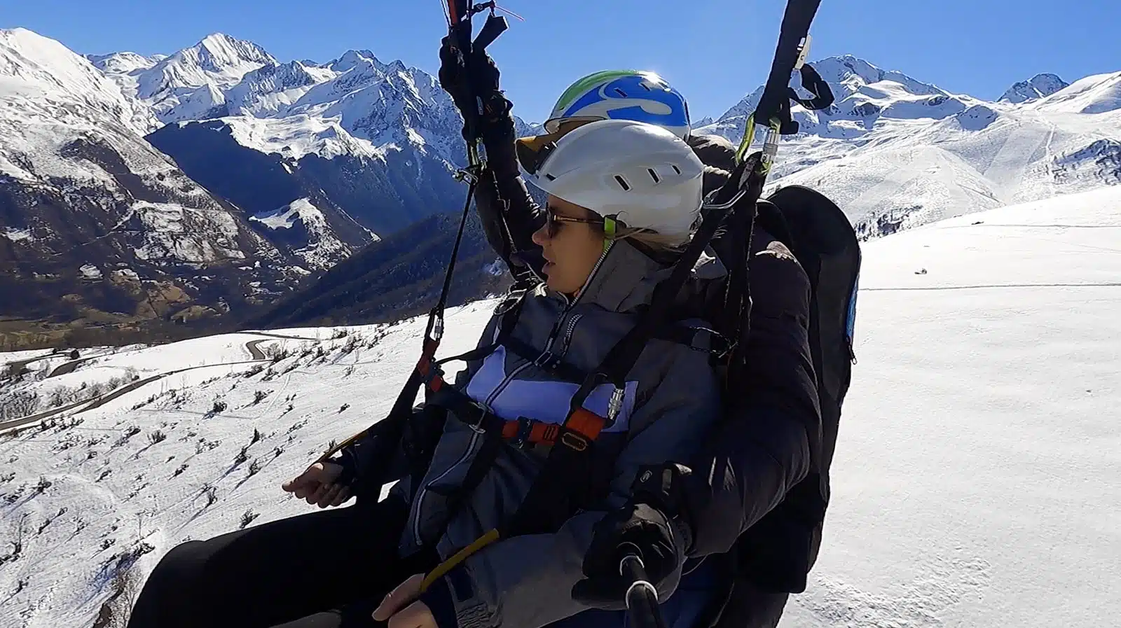 Baptême de parapente l’hiver depuis Val Louron l Baptême de parapente l'hiver depuis Val Louron l