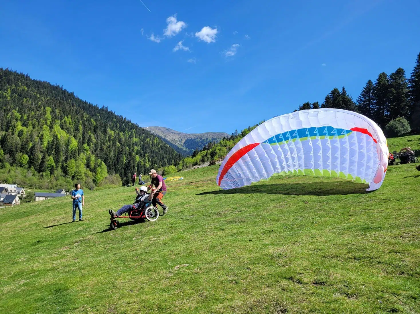 Déco en pente école lors d'un stage parapente Handicare pour PMR
