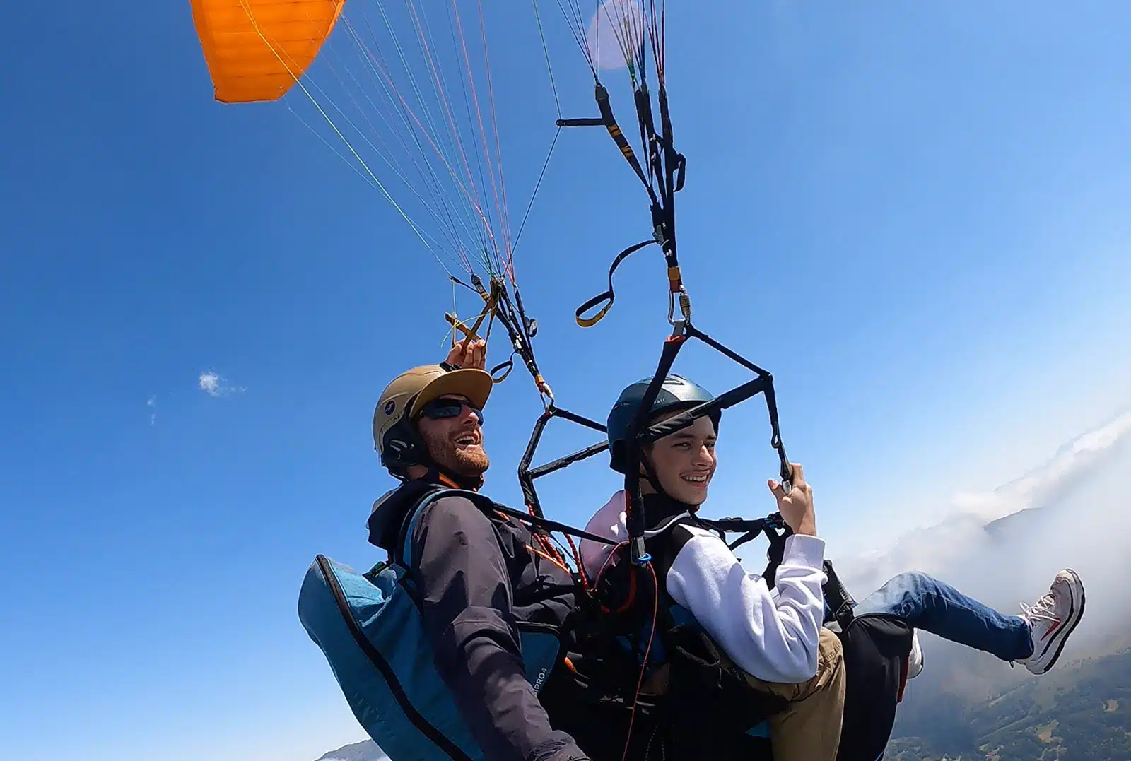 Baptême parapente – décollage Val Louron, atterrissage lac de Genos-Loudenvielle Baptême parapente - décollage Val Louron, atterrissage lac de Genos-Loudenvielle