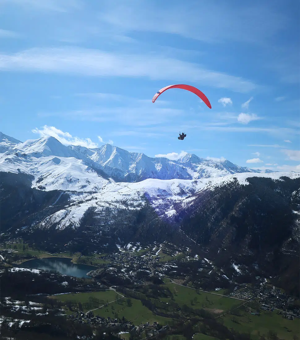 Survol du Louron enneigé en parapente biplace Survol du Louron enneigé en parapente biplace