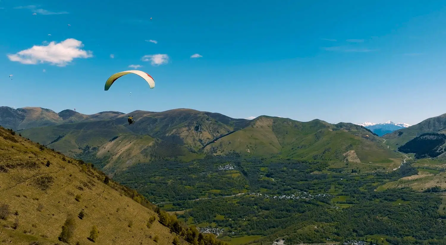 Vol parapente dans un fauteuil ! Baptême parapente Handicare