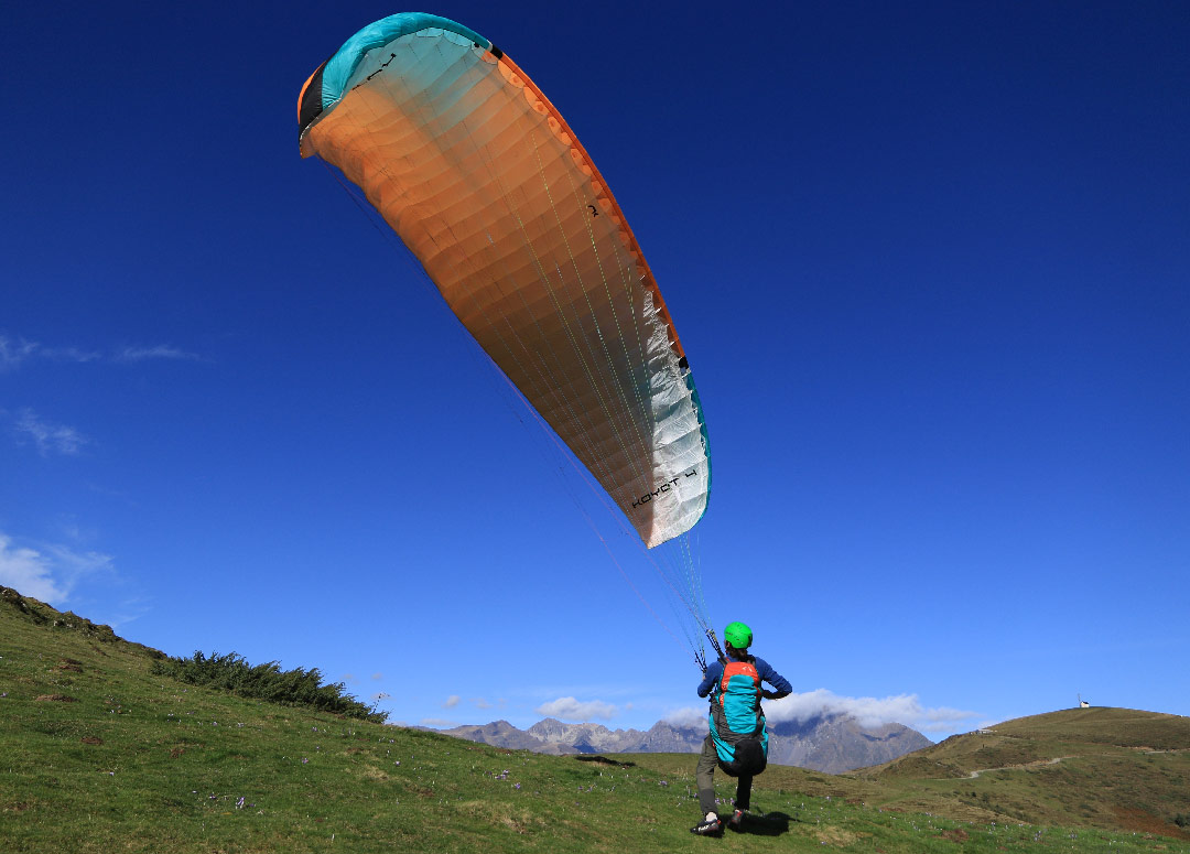 Décollage face voile depuis le 700 à Val Louron