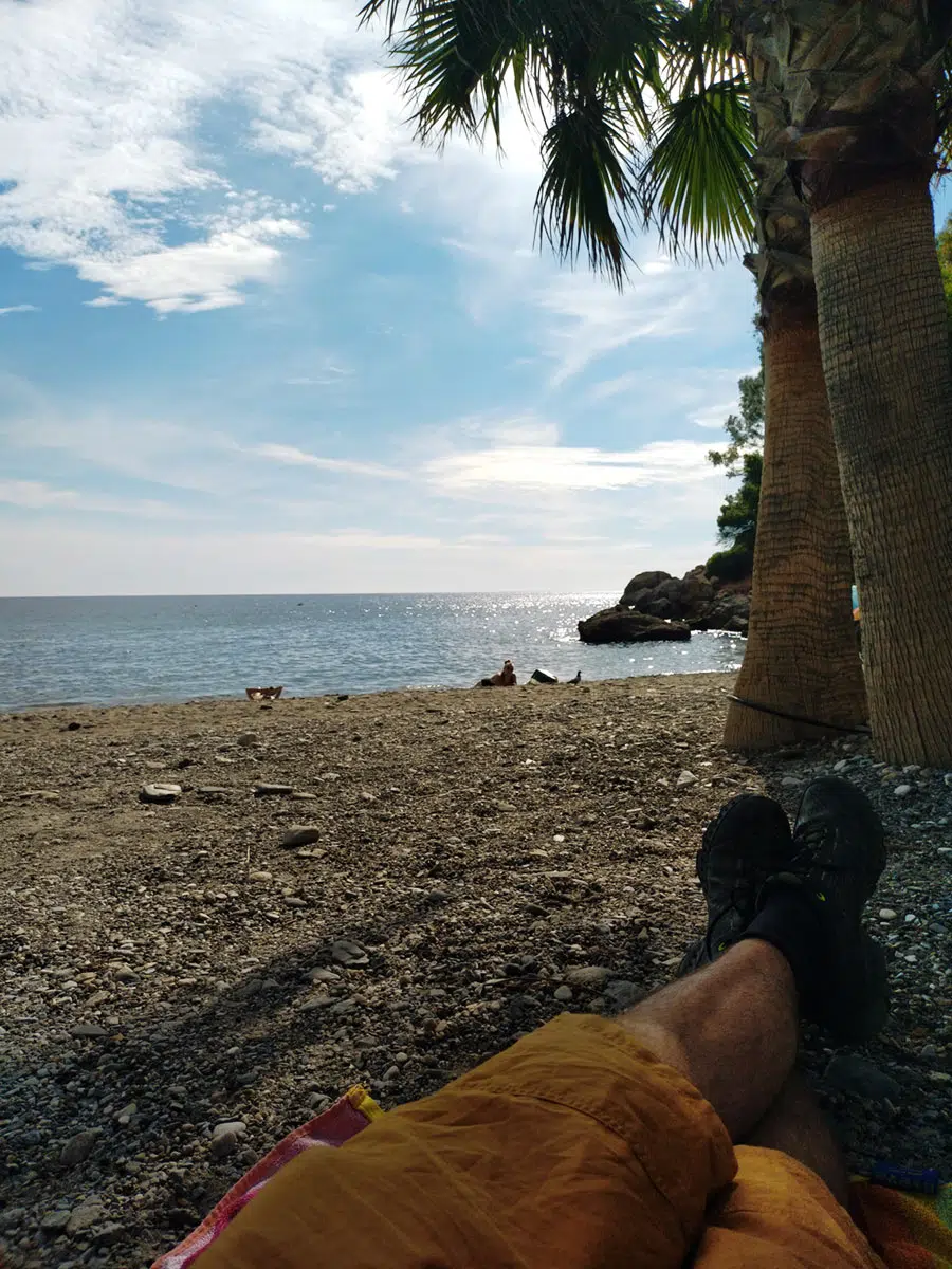 Pilote au repos sur une plage andalouse